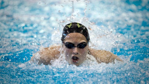 A nadadora Judit Ignacio participa da prova dos 100 metros borboleta durante semifinal de campeonato em Madri, Espanha