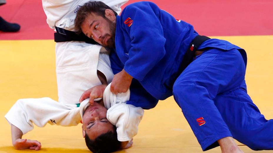 O brasileiro Felipe Kitadai vence o Italiano Elio Verde na categoria 60kg, em 28/07/2012