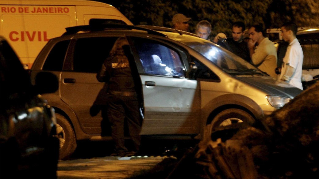 O Fiat Idea da juíza Patrícia Acioli, assassinada na madrugada desta sexta-feira quando chegava em casa, em Niterói