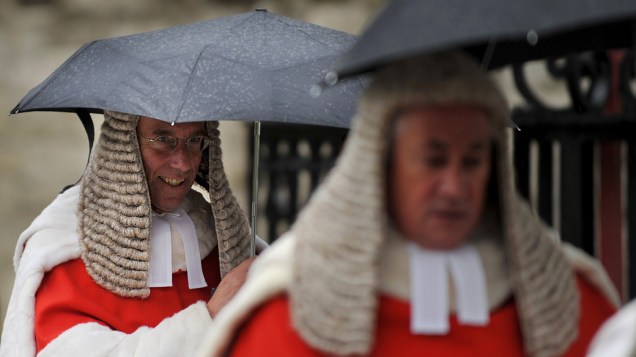 Juízes se protegem da chuva após participarem de sessão que marca o início do ano legal na Inglaterra