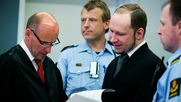 Anders Breivik, que deixou 77 pessoas mortas no ano passado, comparece à corte de Oslo, durante seu julgamento