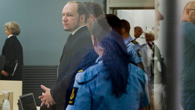 Ander Breivik, autor confesso do massacre de 22 de julho na Noruega, comparece a mais um dia de julgamento na corte de Oslo nesta quinta-feira