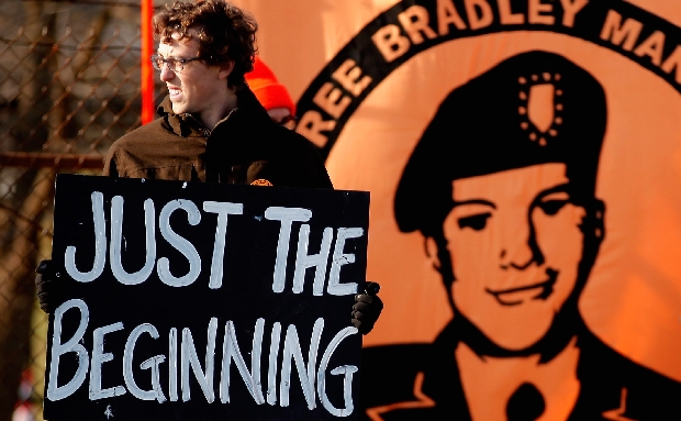 Manifestante segura cartaz do lado de fora de Fort Meade: "só o começo" do caso Bradley Manning