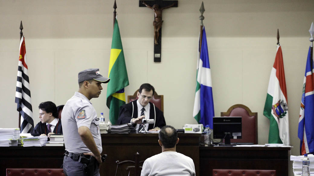 Um dos acusados Ivan Rodrigues da Silva (de costas) é visto durante o primeiro dia de julgamento pela morte do ex-prefeito de Santo André, Celso Daniel, no fórum de Itapecerica da Serra
