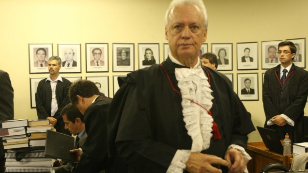 Rui Pimenta, advogado do goleiro Bruno, na sala de audiência do Fórum, em Contagem