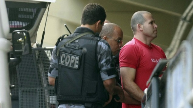 Luiz Henrique Romão, o Macarrão, chega ao fórum, onde será julgado