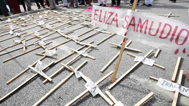 Populares realizam manifestação em frente ao fórum de Contagem, Minas Gerais antes do início do julgamento do goleiro Bruno e outros 4 acusados de sequestro e assassinato de Eliza Samudio