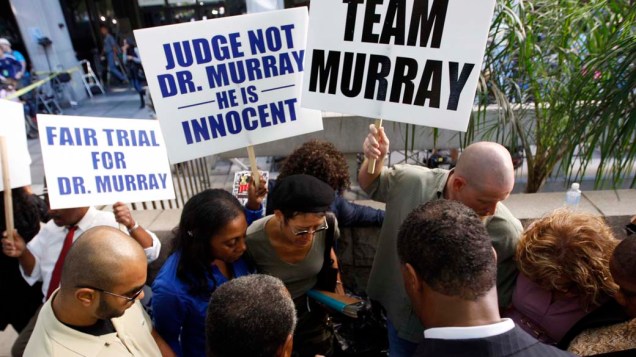 Pessoas protestam a favor do médico Conrad Murray em frente a Corte Superior de Los Angeles, no dia em que começa seu julgamento pela morte de Michael Jackson