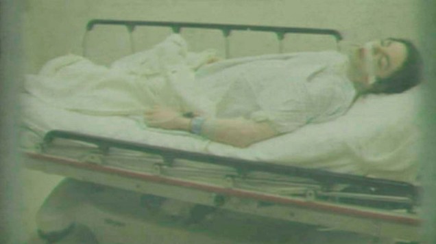 Michael Jackson em maca hospitalar em 25/06/2009, em reprodução de vídeo durante o primeiro dia do julgamento do médico Conrad Murray, em Los Angeles