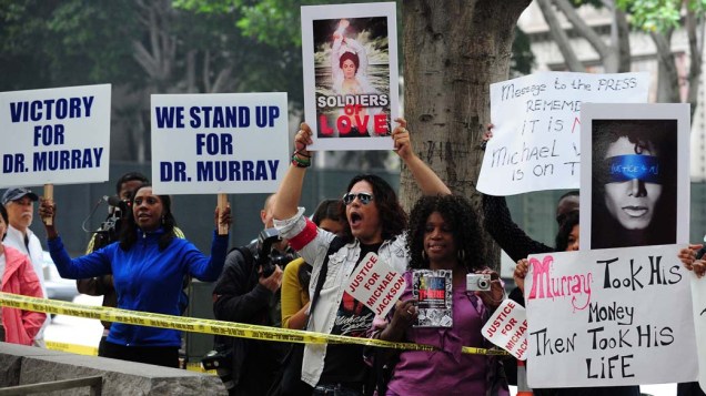 Pessoas protestam em frente a Corte Superior de Los Angeles, no terceiro dia do julgamento do médico Conrad Murray pela morte de Michael Jackson