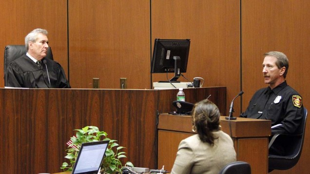 Juíz Michael E. Pastor ouve testemunha no quarto dia do julgamento do médico Conrad Murray pela morte de Michael Jackson