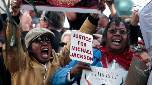Em Los Angeles, fãs de Michael Jackson comemoram após a leitura do veredicto no julgamento do médico Conrad Murray, declarado culpado pela morte de Michael Jackson