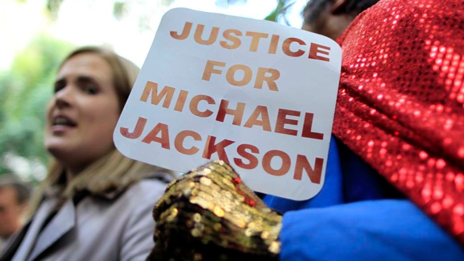 Fãs após a leitura do veredicto no julgamento do médico Conrad Murray, declarado culpado pela morte de Michael Jackson, em Los Angeles