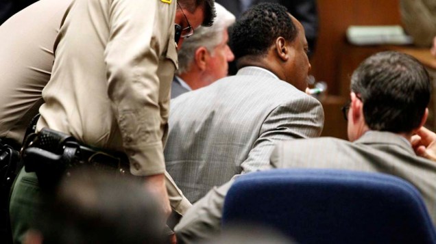 O médico Conrad Murray é algemado após a leitura do veredicto no seu julgamento, que o declarou culpado pela morte de Michael Jackson, em Los Angeles