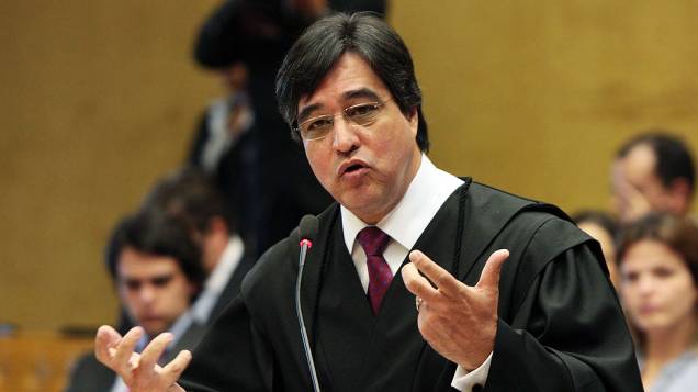 O advogado Marthius Sávio Cavalcante Lobato, defensor do ex-diretor de Marketing do Banco do Brasil Henrique Pizzolato, no plenário do STF, durante julgamento do mensalão, em 09/08/2012