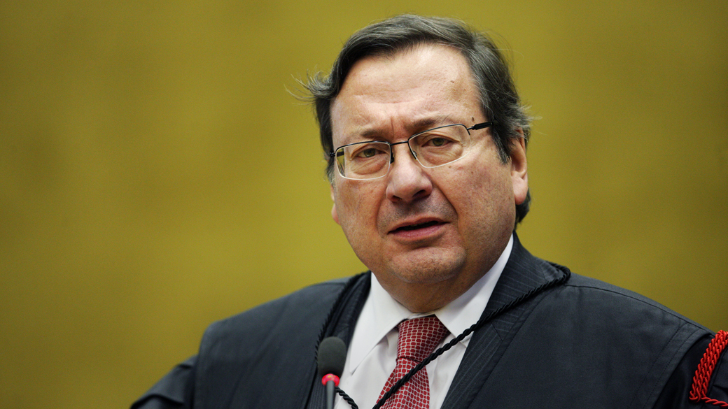 O advogado Arnaldo Malheiros, defensor de Delúbio Soares, no plenário do STF, durante julgamento do mensalão, em 06/08/2012