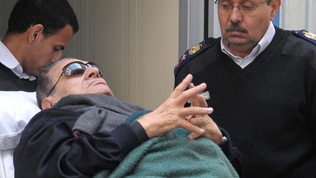Julgamento: Mubarak chegou ao tribunal em uma maca, como nas audiências anteriores