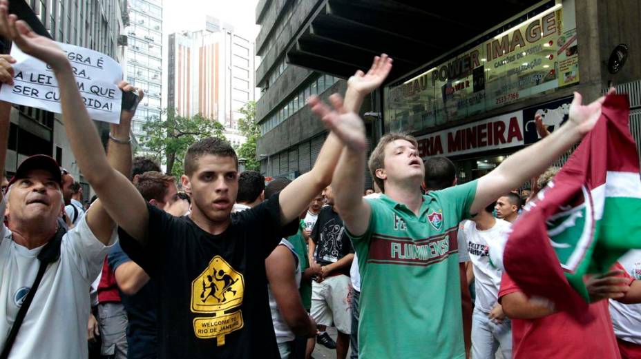 Torcedores do Fluminense comemoram a decisão do STJD