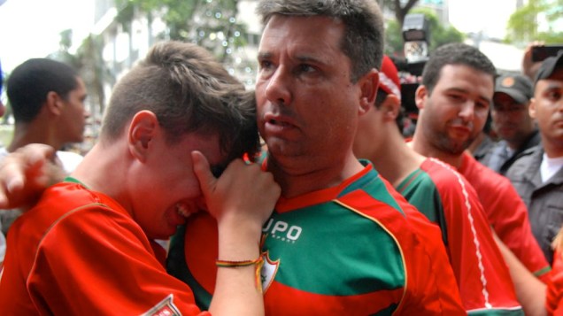 Torcedores da Portuguesa choram após a confirmação do rebaixamento da equipe no STJD