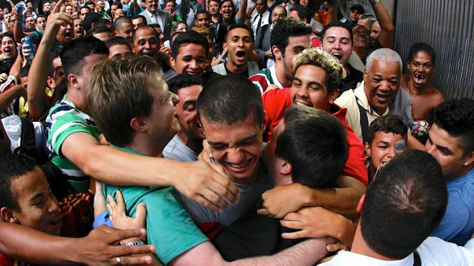 Torcedores do Fluminense comemoram a decisão do STJD