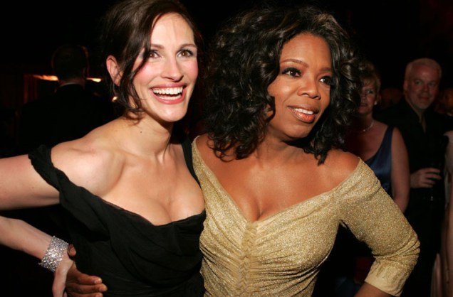 Julia e Oprah Winfrey na festa do Oscar em 2005.