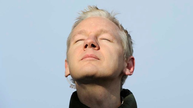 Julian Assange, fundador do WikiLeaks, fala com a mídia em frente a casa de seu amigo Vaughan Smith, em Suffolk, Reino Unido