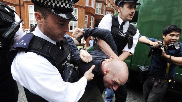 Polícia britânica detém manifestante pró-Assange nesta quinta-feira (16) em frente à embaixada equatoriana em Londres