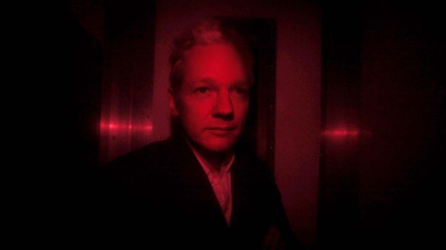 Julian Assange, o fundador do Wikileaks, é fotografado dentro da van da polícia chegando na Corte de Westminster, Inglaterra
