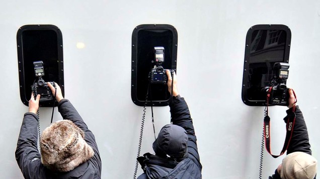 Fotógrafos cercam furgão policial que transporta Julian Assange, fundador do Wikileaks, na chegada ao tribunal em Londres