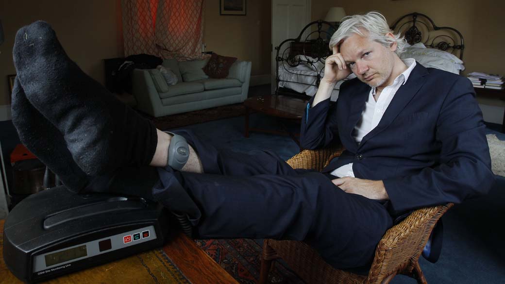 Julian Assange durante sua prisão domiciliar na Inglaterra