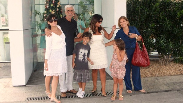 A família de Juliana Paes chega à maternidade Perinatal, na Barra da Tijuca, para visitar a atriz no dia do nascimento de seu primeiro filho, Pedro