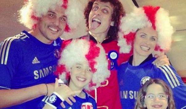 Júlio César, do QPR, ao lado de David Luiz e Susana Werner