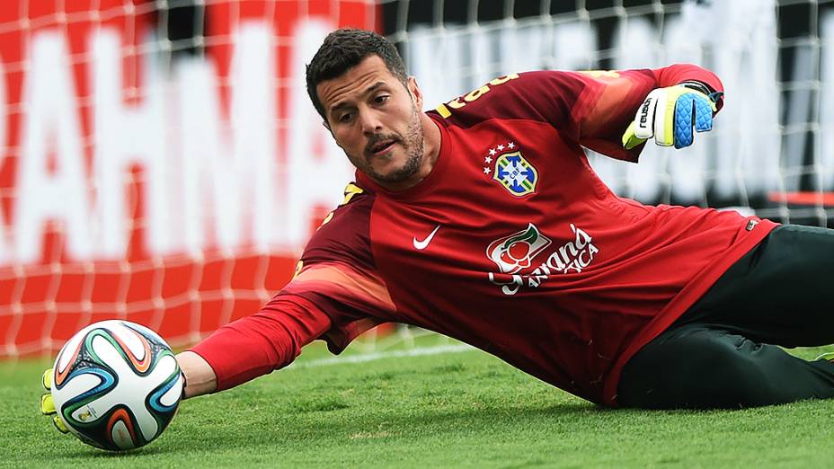 Goleiro Júlio César durante treino da seleção brasileira, em Goiânia