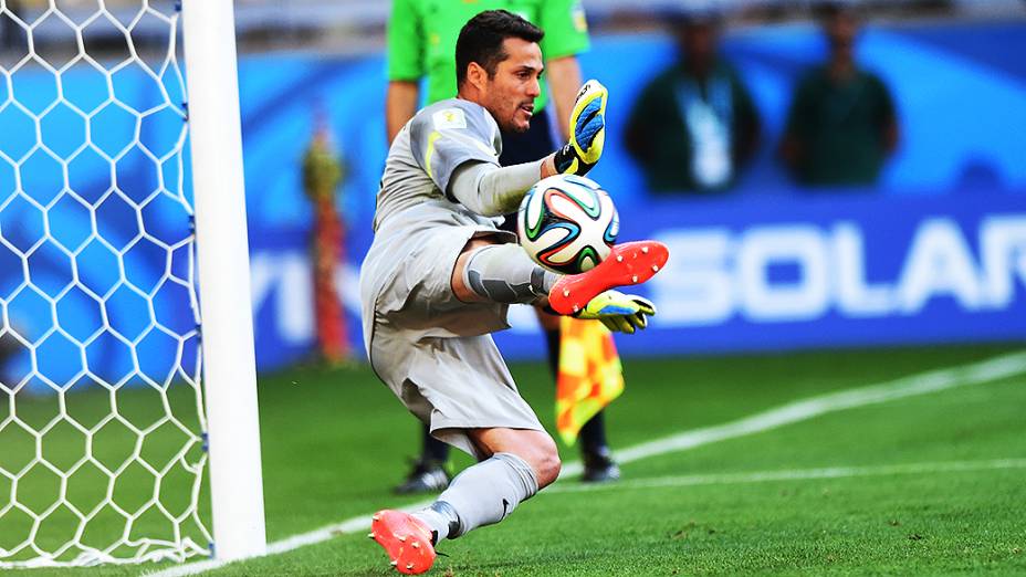 Júlio César defende a bola durante as penalidades máximas contra o Chile