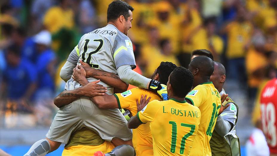 Júlio César comemora com os jogadores do Brasil a vitória sobre o Chile
