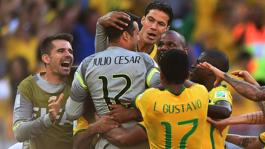 Júlio César comemora com os jogadores do Brasil a vitória sobre o Chile