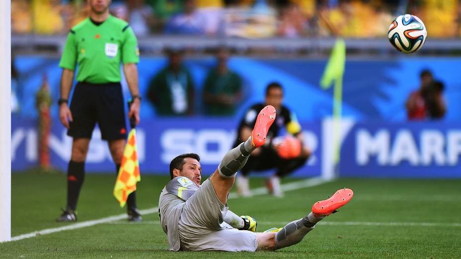 Júlio César defende a bola durante as penalidades máximas contra o Chile