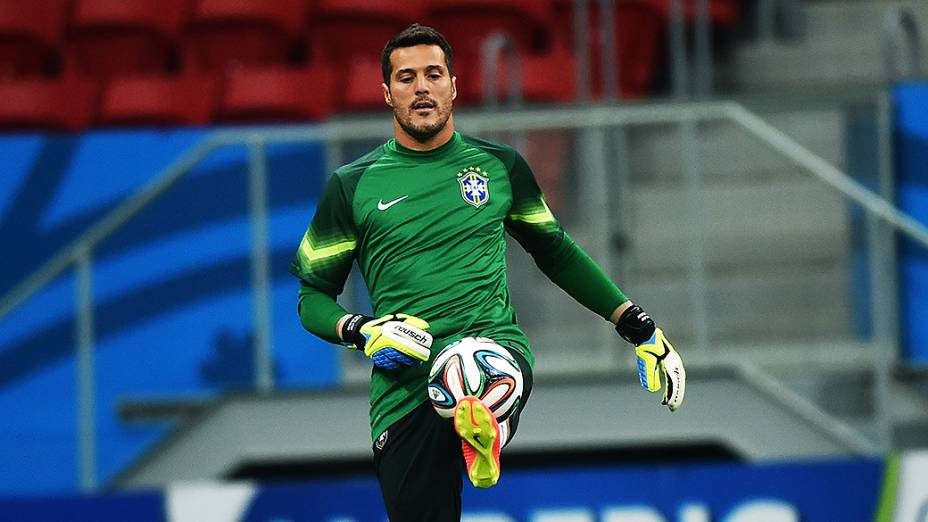 O goleiro da Seleção Brasileira, Júlio César, durante o treino deste domingo (22), em Brasília