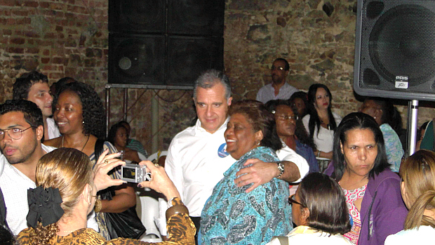 Foto tirada pelo Sinpol mostra Júlio Lopes fazendo campanha em prédio público no centro do Rio