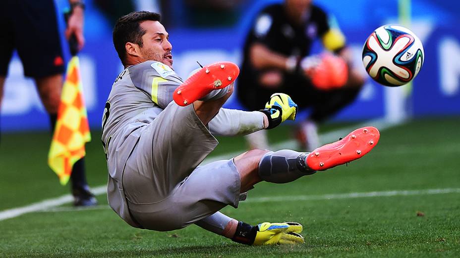 Júlio César defende a bola durante as penalidades máximas contra o Chile