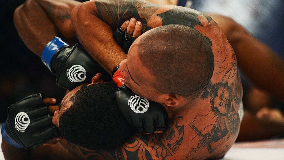 Ivan "Batman" contra Giovane Brutus durante Jungle Fight 42 no Pacaembu em São Paulo