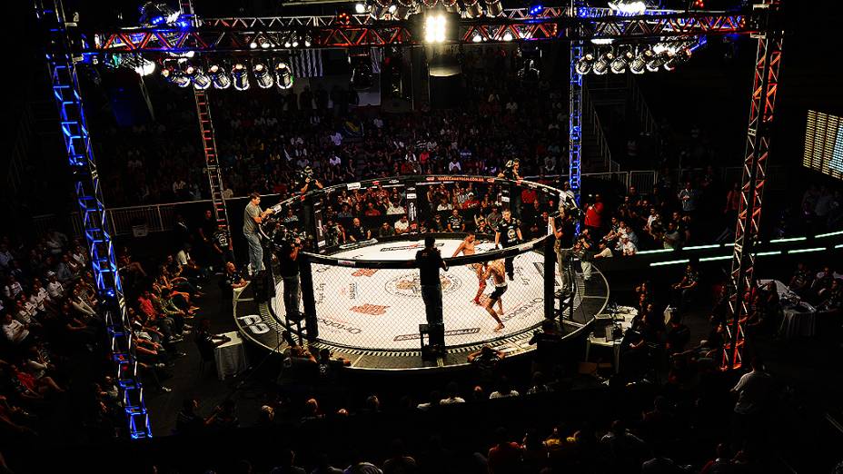 Jonas Bilharinho contra André Urso durante Jungle Fight 42 no Pacaembu em São Paulo