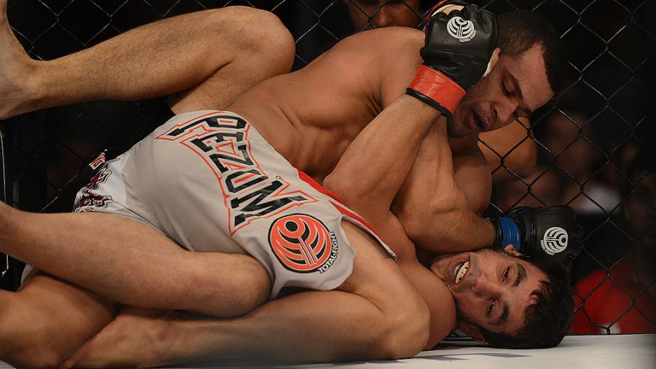 Elias Silvério contra Giovani Almeida durante o Jungle Fight 42, no Pacaembu em São Paulo