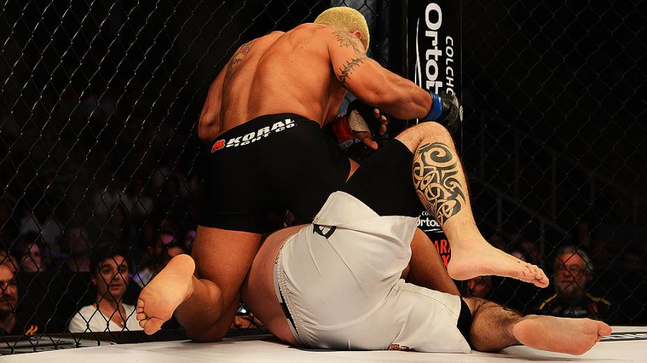 Armando " Polemico", contra Martin " La Maquina", durante o Jungle Fight 42 no Pacaembu em São Paulo
