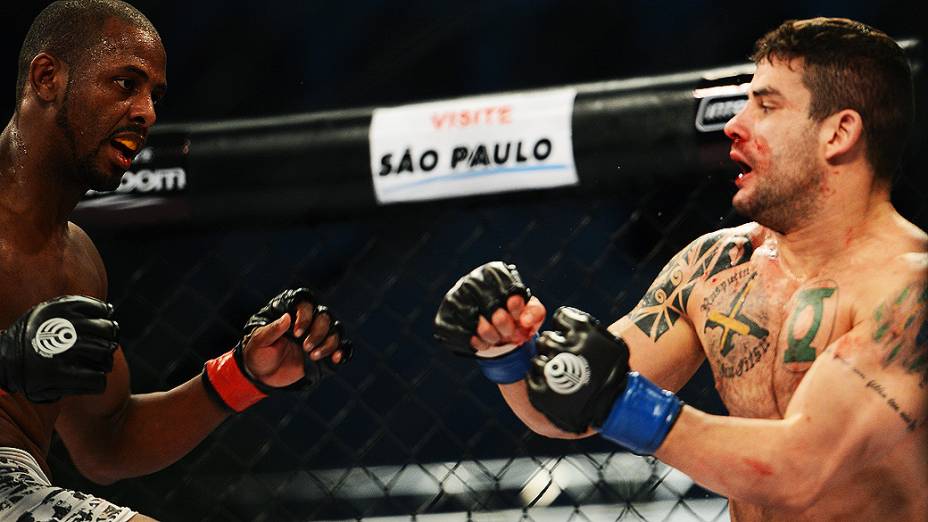 Henrique "Rasputin" Gomes contra Edmilson "Kevin", durante luta do Jungle Fight 42 no Pacaembu em São Paulo