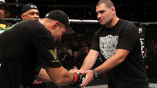 Júnior Cigano (à esq) comprimenta Cain Velasquez no UFC 131, depois do brasileiro vencer o americano Shane Carwin