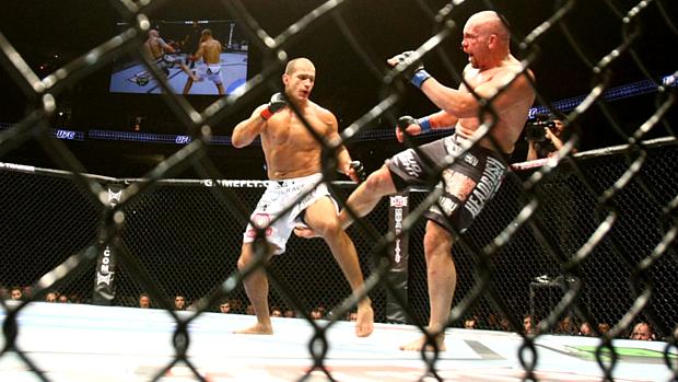 Júnior Cigano (à esq.) venceu o americano Shane Carwin por decisão dos juízes no UFC 131, em junho