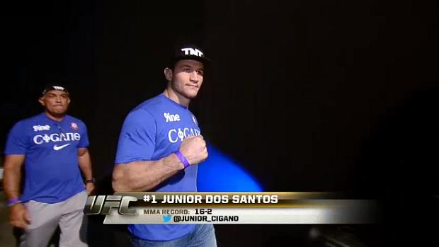 Júnior Cigano antes de subir para a pesagem do UFC 166, neste sábado