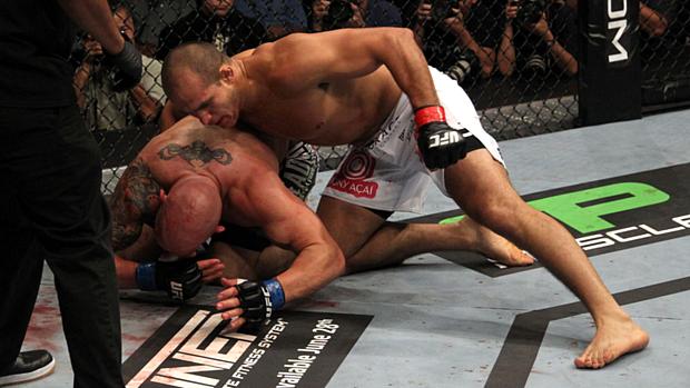 Júnior Cigano (calção branco) venceu o americano Shane Carwin por decisão dos juízes no UFC 131, em junho