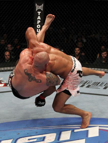 Júnior Cigano (calção branco) venceu o americano Shane Carwin por decisão dos juízes no UFC 131, em junho